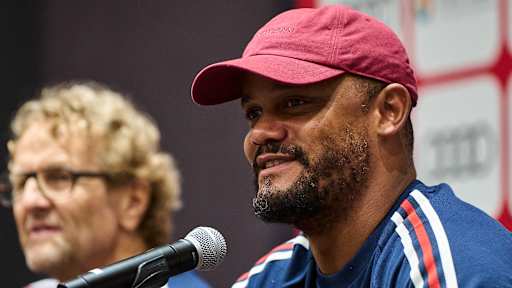 Vincent Kompany spricht auf der Pressekonferenz des FC Bayern vor dem Audi Football Summit gegen Aston Villa