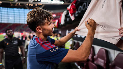 Tom Bischof unterschreibt ein Trikot von einem Fan nach dem Training in Hongkong