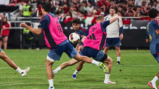 Maycon Cardozo schießt im Training des FC Bayern aufs Tor