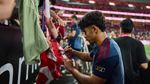 Maycon Cardozo unterschreibt ein Trikot von einem Fan nach dem Training in Hongkong