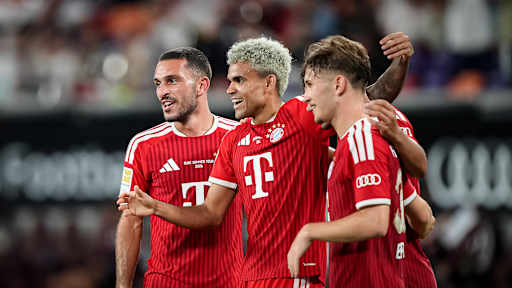 Luis Díaz, Tim Binder und Co. jubeln während des Audi Football Summit zwischen dem FC Bayern und Aston Villa
