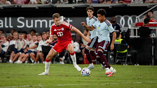 Josip Stanišić im Zweikampf während des Audi Football Summit zwischen dem FC Bayern und Aston Villa