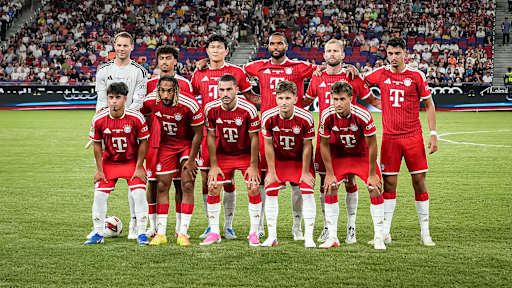 Mannschaftsfoto vor dem Audi Football Summit zwischen dem FC Bayern und Aston Villa