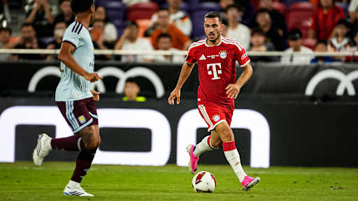 Arjon Ibrahimović mit Ball am Fuß während des Audi Football Summit zwischen dem FC Bayern und Aston Villa