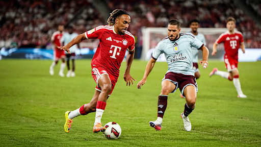 Sacha Boey mit Ball am Fuß w ährend des Audi Football Summit zwischen dem FC Bayern und Aston Villa
