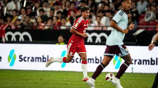 Tom Bischof während des Audi Football Summit zwischen dem FC Bayern und Aston Villa