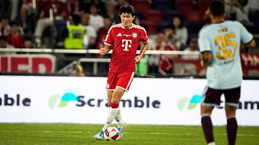 Minjae Kim mit Ball Am Fuß während des Audi Football Summit zwischen dem FC Bayern und Aston Villa
