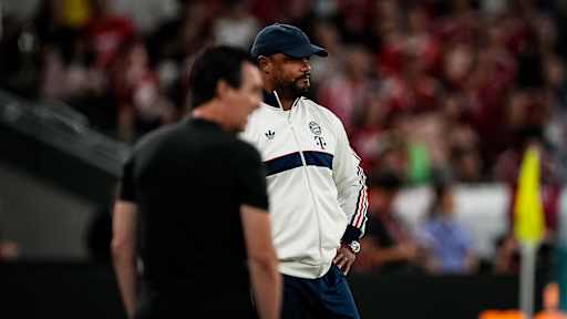 Vincent Kompany an der Seitenlinie während des Audi Football Summit zwischen dem FC Bayern und Aston Villa