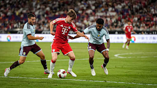 Tim Binder im Zweikampf während des Audi Football Summit zwischen dem FC Bayern und Aston Villa