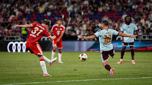 Tim Binder beim Torschuss während des Audi Football Summit zwischen dem FC Bayern und Aston Villa