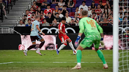 Maycon Cardozo mit Ball am Fuß während des Audi Football Summit zwischen dem FC Bayern und Aston Villa