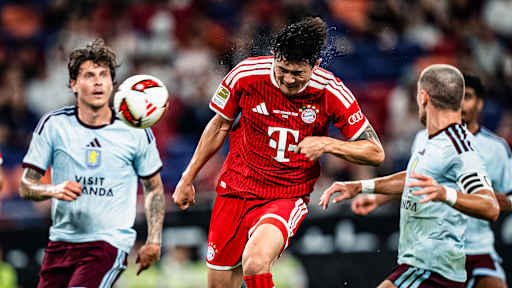 Minjae Kim köpft das 1:0 während des Audi Football Summit zwischen dem FC Bayern und Aston Villa