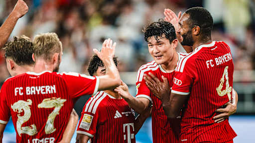 Minjae Kim, Jonathan Tah und Konrad Laimer jubeln während des Audi Football Summit zwischen dem FC Bayern und Aston Villa