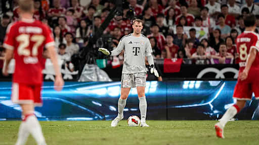 Manuel Neuer mit Ball am Fuß während des Audi Football Summit zwischen dem FC Bayern und Aston Villa