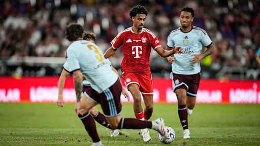 Nathaniel Brown im Zweikampf während des Audi Football Summit zwischen dem FC Bayern und Aston Villa