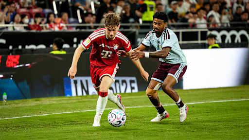 Tim Binder im Laufduell während des Audi Football Summit zwischen dem FC Bayern und Aston Villa