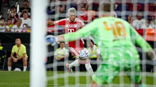 Luis Díaz beim Torschuss während des Audi Football Summit zwischen dem FC Bayern und Aston Villa