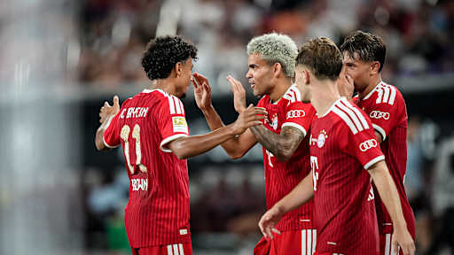 Luis Díaz und Nathaniel Brown klatschen jubelnd ab während des Audi Football Summit zwischen dem FC Bayern und Aston Villa