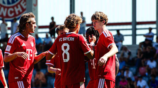 Die FC Bayern U19 jubelt.