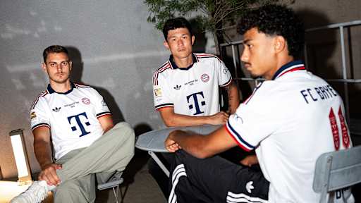 Nathaniel Brown, MInjae Kim und Josip Stanisic tragen das Away Trikot des FC Bayern