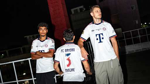 Nathaniel Brown, MInjae Kim und Josip Stanisic tragen das Away Trikot des FC Bayern