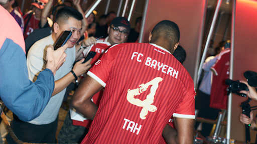 Jonathan Tah mit Fans des FC Bayern