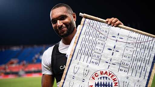 Jonathan Tah hält ein Papier