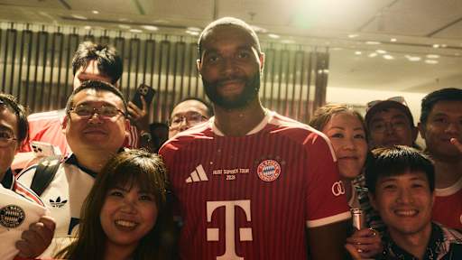 Jonathan Tah mit Fans des FC Bayern