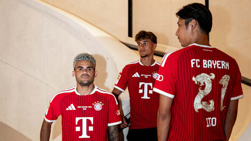 Luis Diaz, Tom Bischof und Hiroki Ito tragen das Home Trikot des FC Bayern