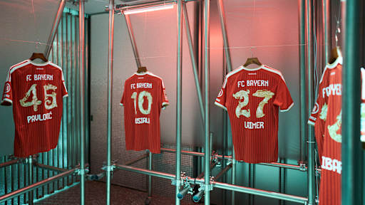 Home Trikots des FC Bayern mit Spezial Flock für Hongkong