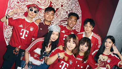 Fans des FC Bayern tragen Trikots