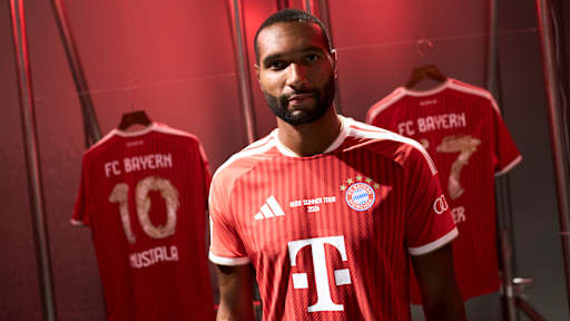 Jonathan Tah trägt das Home Trikot des FC Bayern