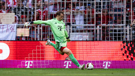 Manuel Neuer schießt einen Ball im Telekom Cup gegen RB Leipzig