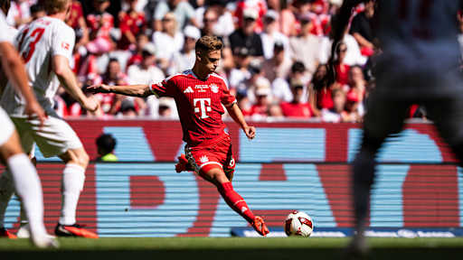 Joshua Kimmich schießt einen Ball im Telekom Cup