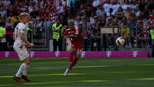 Luis Diaz schießt im Telekom Cup das 1:0 für Bayern