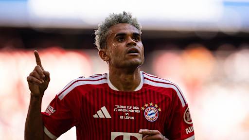 Luis Diaz bejubelt sein Tor im telekom Cup und zeigt mit dem Zeigefinger nach oben
