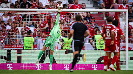 Manuel Neuer pariert einen Ball im Telekom Cup