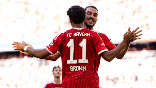 Nathaniel Brown und Arijon Ibrahimovic bejubeln ein Tor des FC Bayern im Telekom Cup