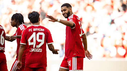 Maycon Cardozo und Ismael Saibari bejubel ein Tor im Telekom Cup