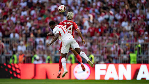 Luis Diaz und Ridle Baku im Kopfballduell im Telekom Cup
