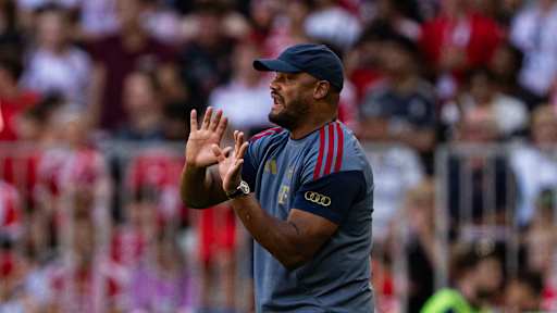 Vincent Kompany gibt im Telekom Cup Anweisungen