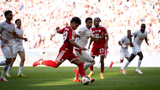 Maycon Cardozo schießt im Telekom Cup auf das Tor
