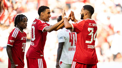 Jamal Musiala und Ismael Saibari bejubel ein Tor im Telekom Cup