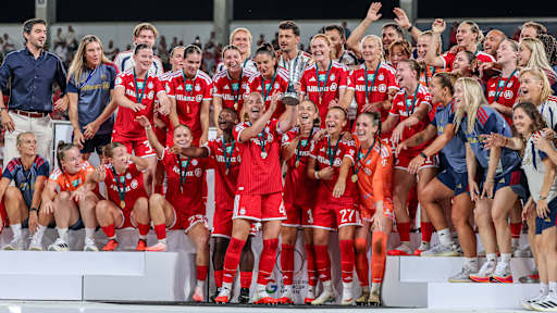 Die FC Bayern Frauen bei der Siegerehrung des Supercups.