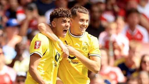 Samuele Inácio und Konstantinos Karetsas bejubeln ein Tor von Borussia Dortmund.