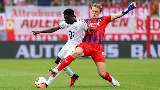 Bara Ndiaye im Testspiel gegen Heidenheim im Zweikampf mit einem Gegenspieler