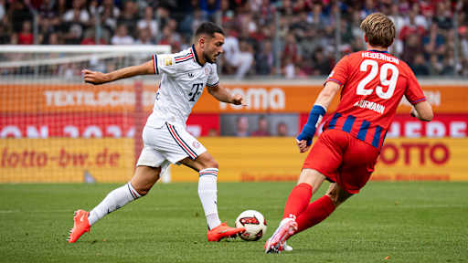 Arijon Ibrahimovic dribbelt im Testspiel gegen Heiedenheim