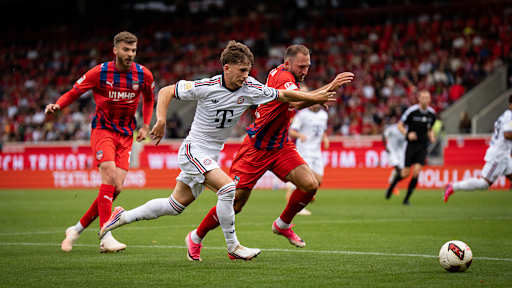 Tim Binder im Zweikampf mit einem Heidenheim-Spieler