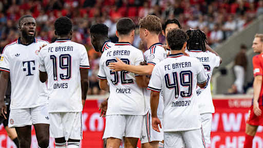 Spieler des FC Bayern bejubeln ein Tor im Testspiel gegen Heidenheim