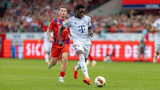 Alphonso Davies spielt einen Pass im Spiel gegen Heidenheim